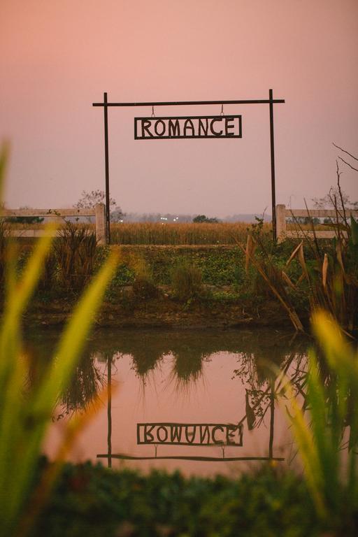 Romance - Another Story In Pai Esterno foto